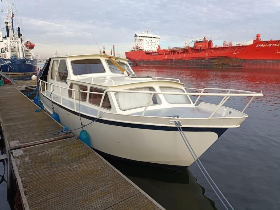 Suesses Motorboot - Bremen Ueberseestadt Eksteriør bilde