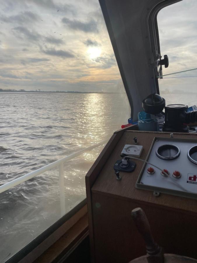 Suesses Motorboot - Bremen Ueberseestadt Eksteriør bilde
