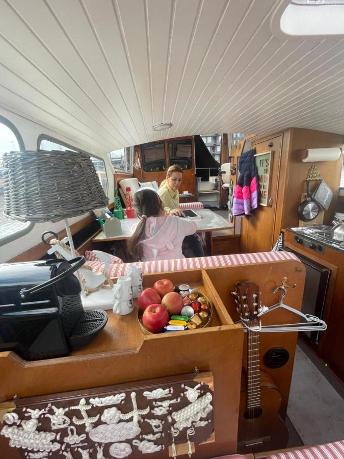 Suesses Motorboot - Bremen Ueberseestadt Eksteriør bilde